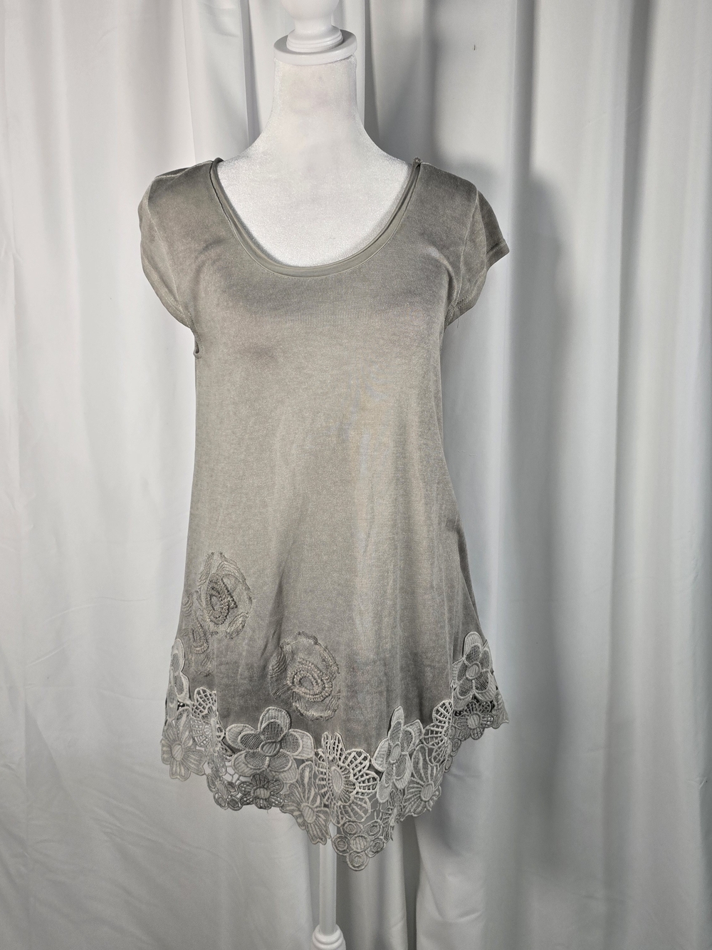 Vintage Concept Lt Gray Knit Tunic Top Lace &  Floral Embroidery Sz M BoHo Shirt